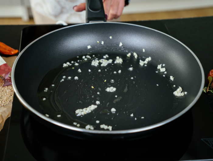 faire revenir de l ail dans une poele recette