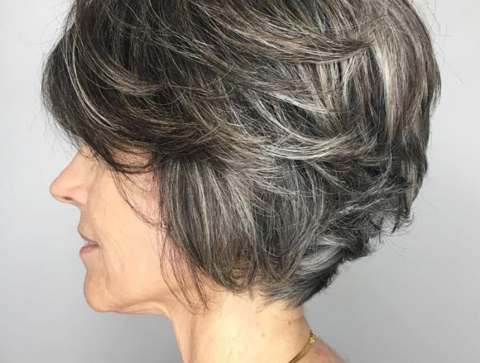femme 50 ans coupe courte cheveux gris pixie long avec volume