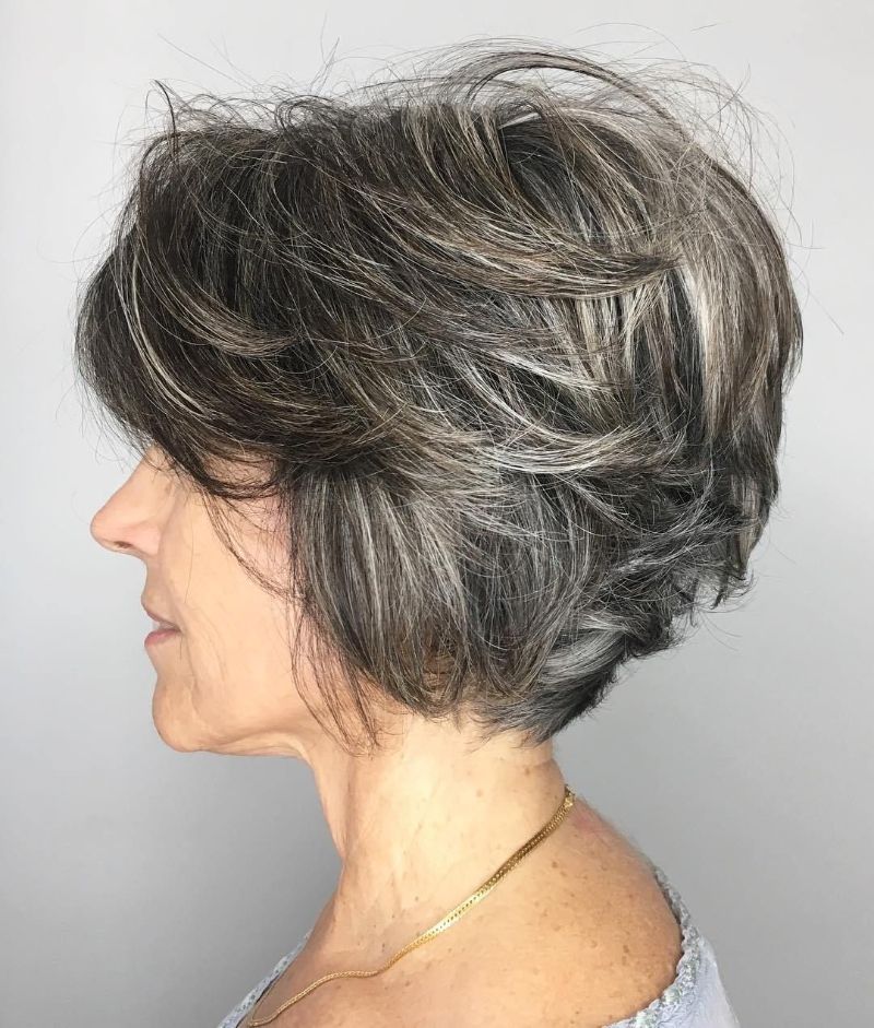 femme 50 ans coupe courte cheveux gris pixie long avec volume