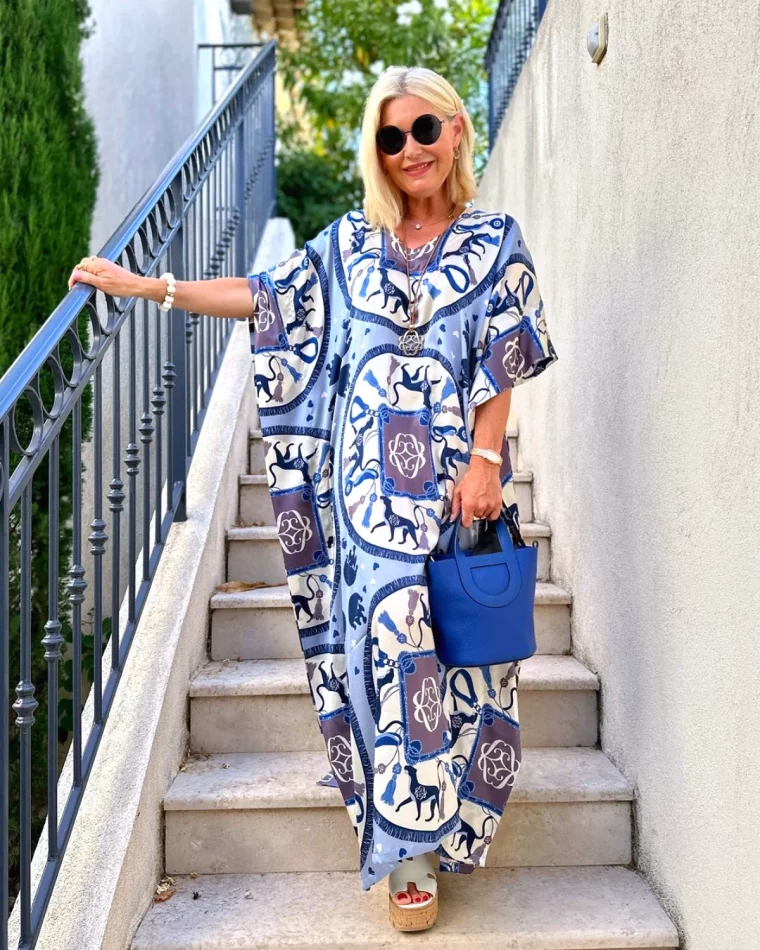 femme avec une robe longue fluide tendance mode femme 60 ans 2024