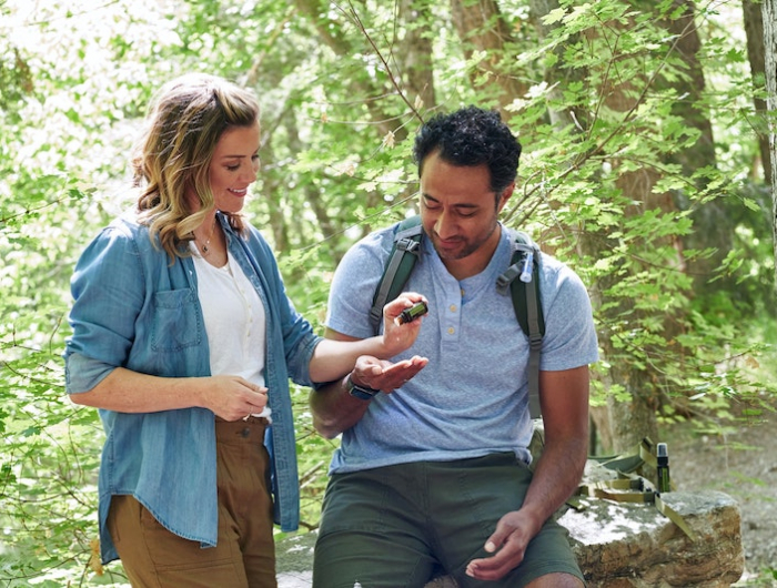 femme et homme dans une foret avec un spray contre les moustiques