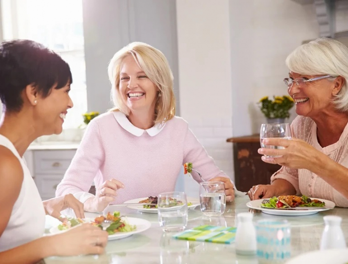 femmes a 50 ans mangent ensemble a la maison