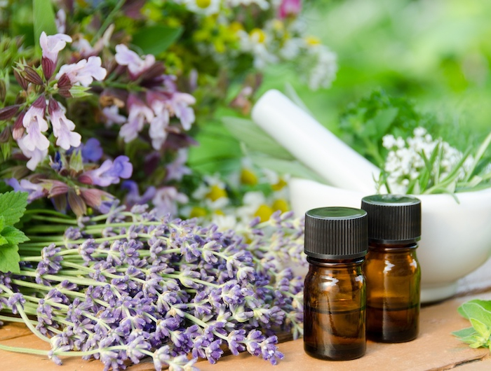 huile essentielle de lavande contre moustiques fleurs violettes et pot en verre