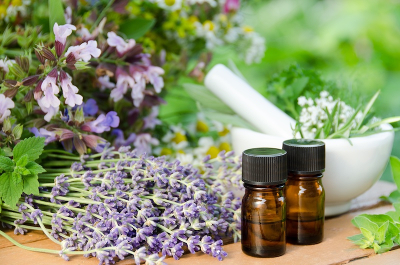huile essentielle de lavande contre moustiques fleurs violettes et pot en verre