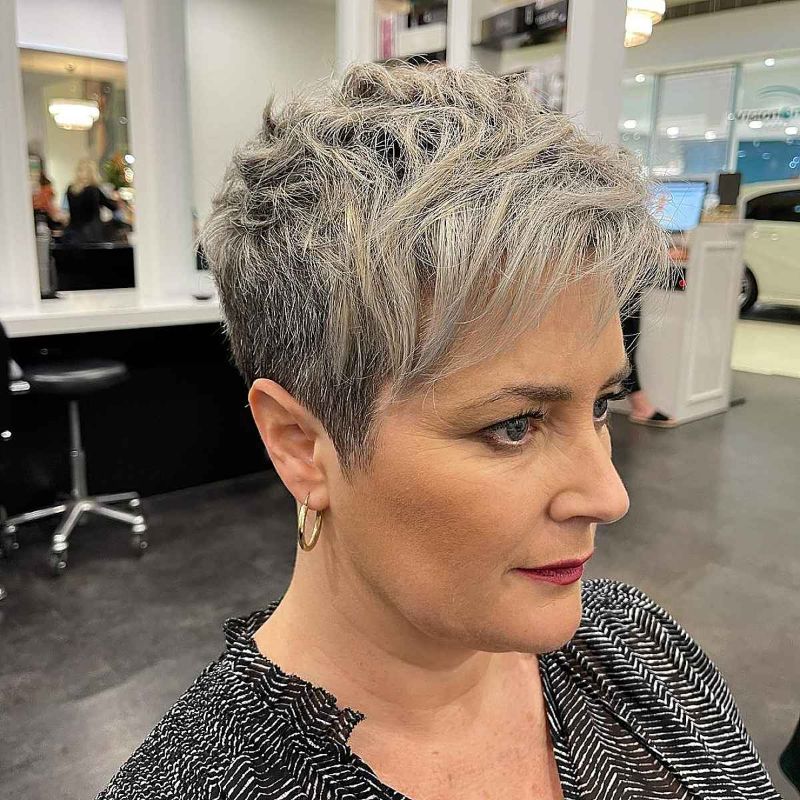 idée de femme 50 ans coupe courtr cheveux gris avec frange pixie