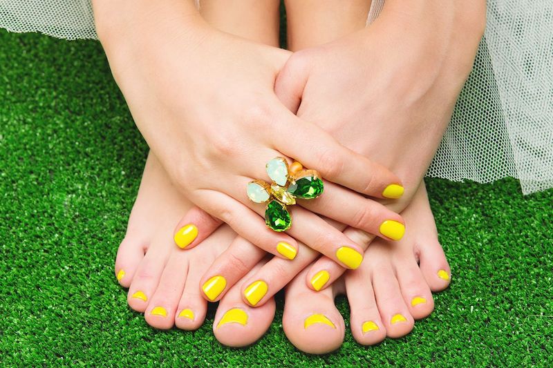 idee de modele ongle pied couleur jaune éclatant