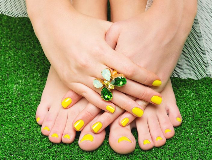 idee de modele ongle pied couleur jaune éclatant