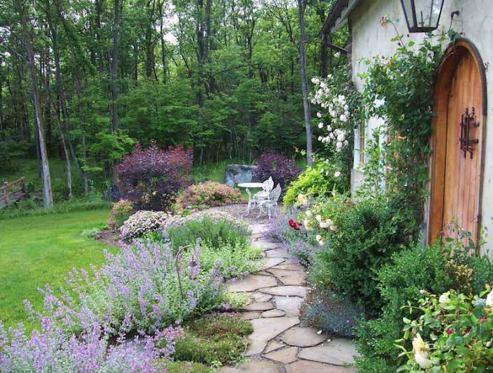 idee jardin devant maison parterre de fleurs