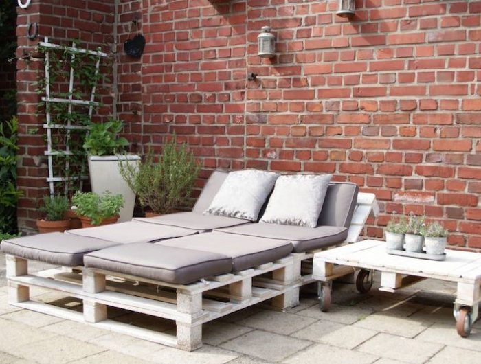 idee jardin palette des chaises longues en bois avec table en bois blanc dans une cour