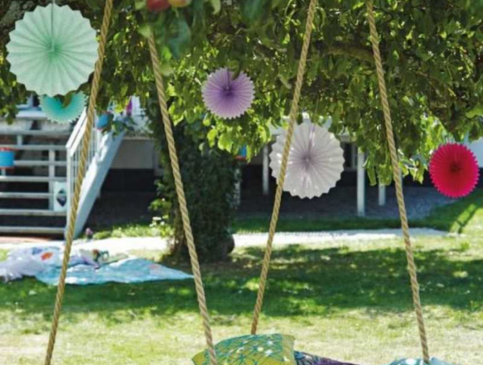 idee palette extérieure balancoir sur une palette vert dans un jardin