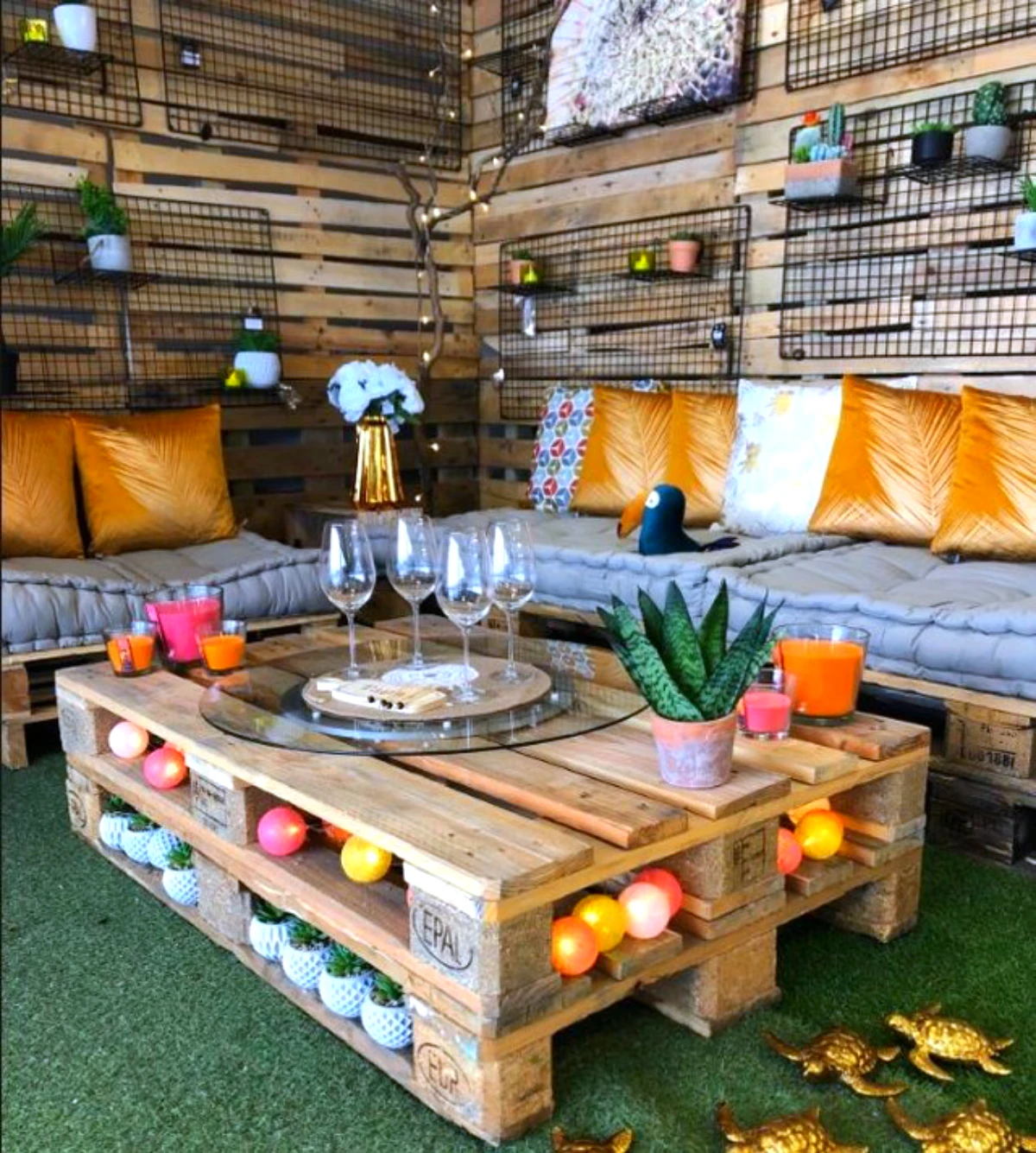 idee salon de jardin en palette style boheme chic table canape coussin lumieres