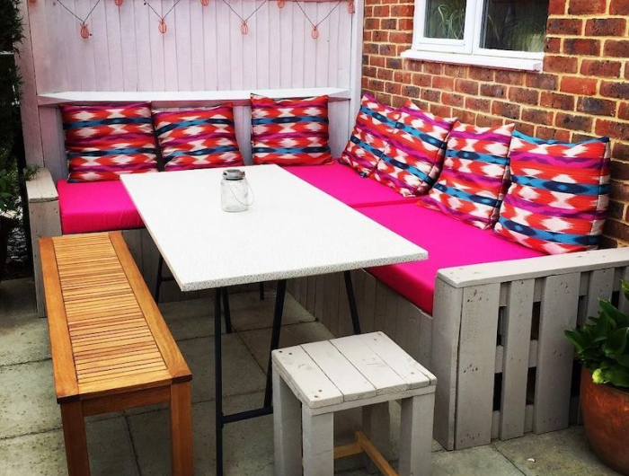 idee salon de jardin palette petit balcon avec grande table et canape d angle en palette coussin rose