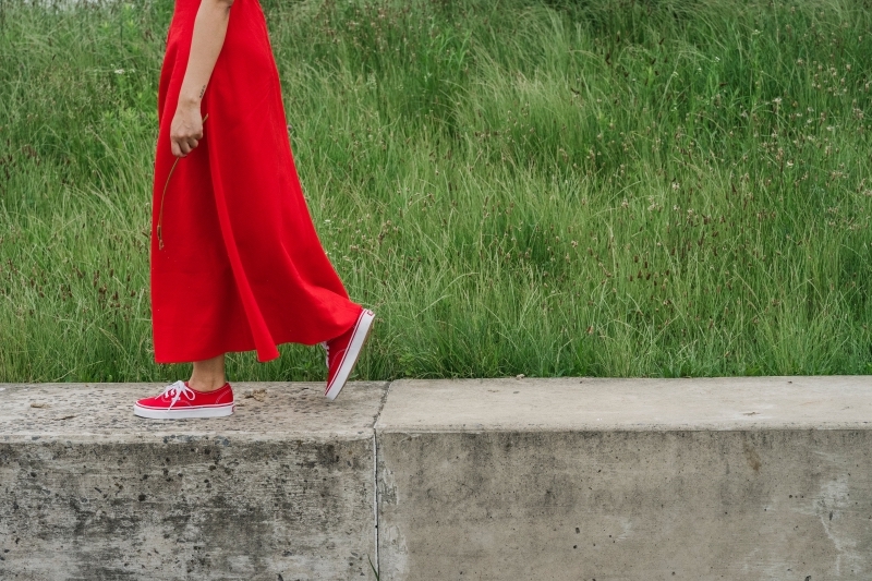 idee tenue robe basket plates chaussures rouge et blanc vetement femme