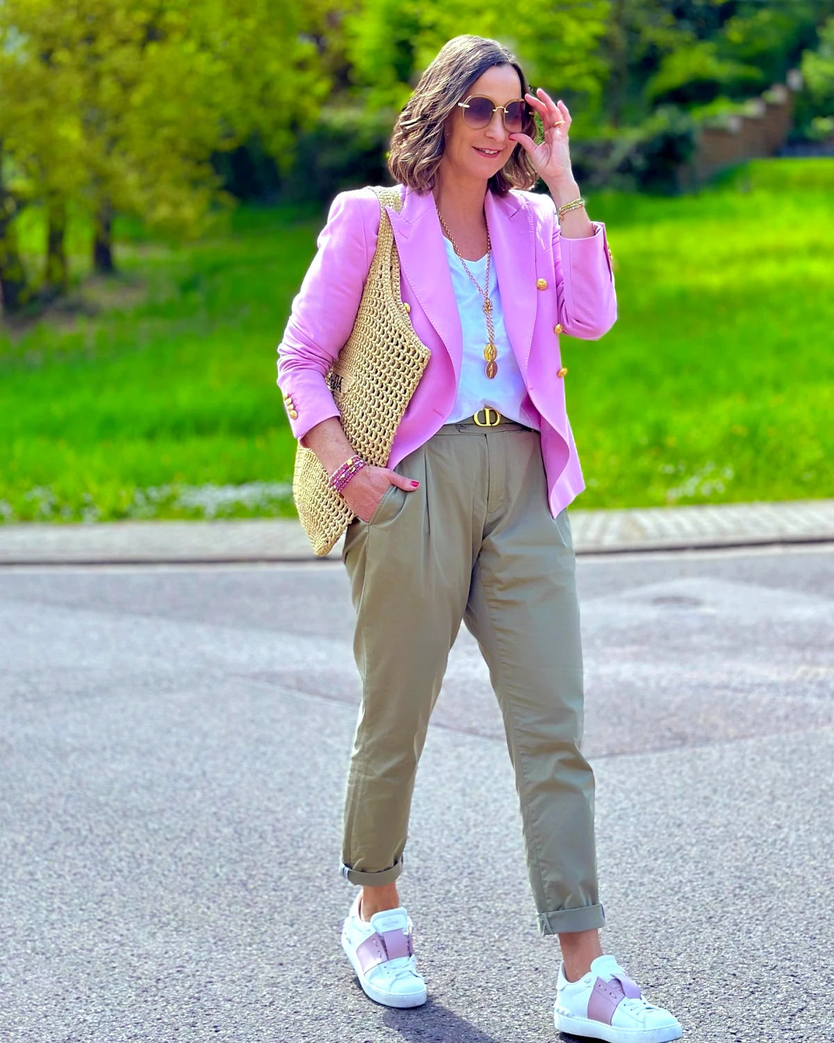 idees de tenue casual chic mode femme 50 ans pantalon et blazer rose