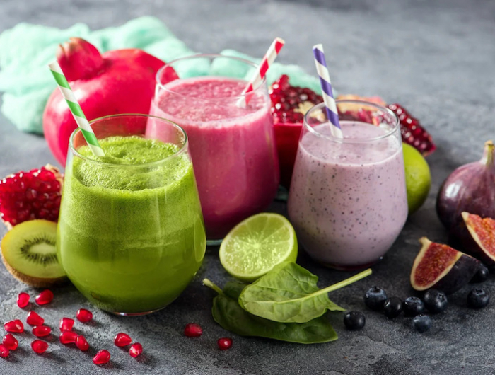 iste des principaux aliments à réactions acide et alcaline smootie de fruits vert rose et violet