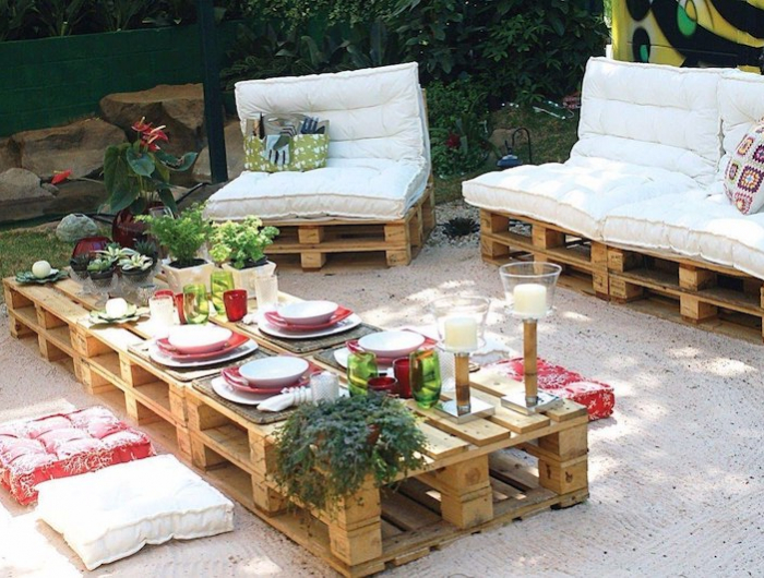 jardin en bois de palette table et chaises dans un jardin style boheme