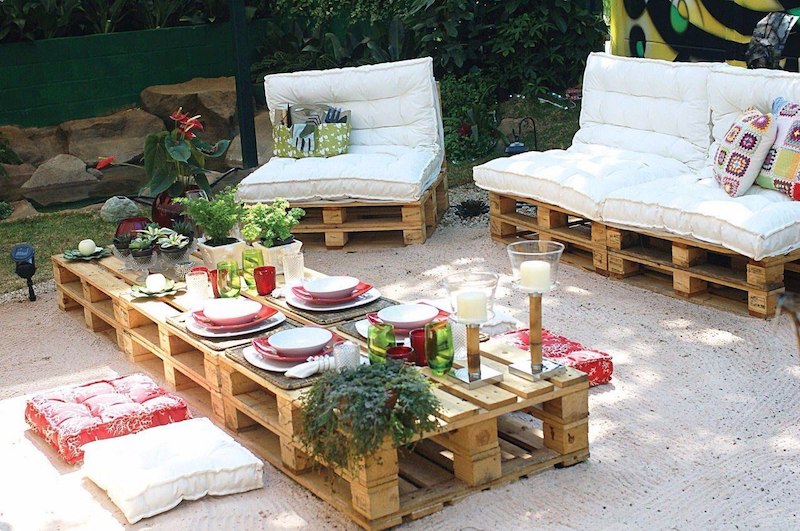 jardin en bois de palette table et chaises dans un jardin style boheme