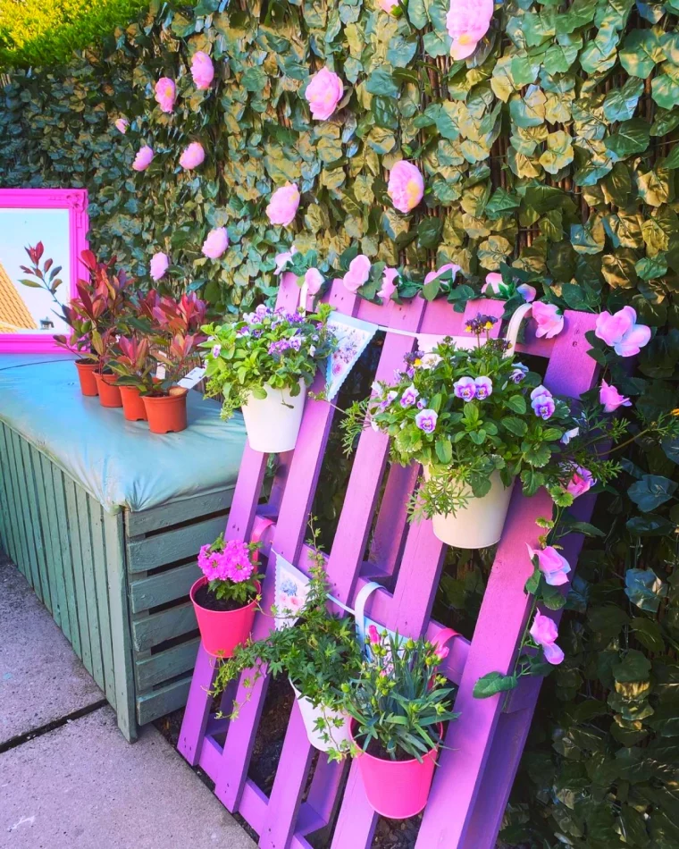 jardinieres violettes palettes en bois pot de fleurs mur vegetal
