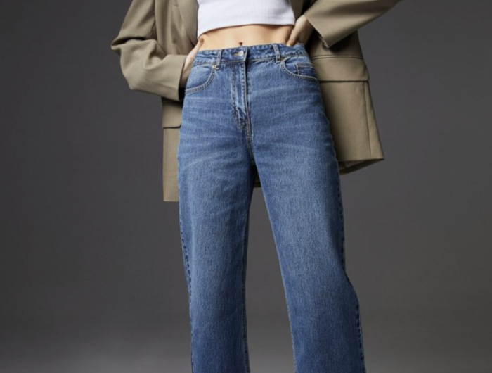 jeans bleus taille haute crop top blanc et veste kaki