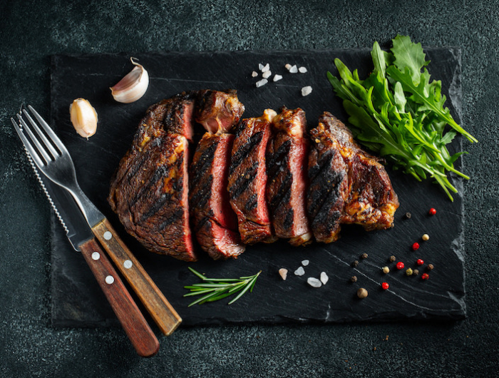 l alimentation du groupe o steak grille sur une planche noir salde verte et ail
