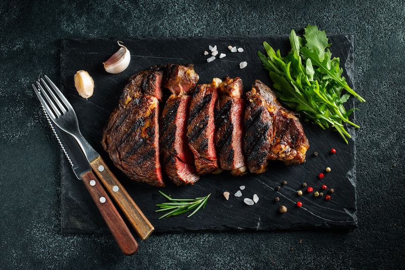 l alimentation du groupe o steak grille sur une planche noir salde verte et ail