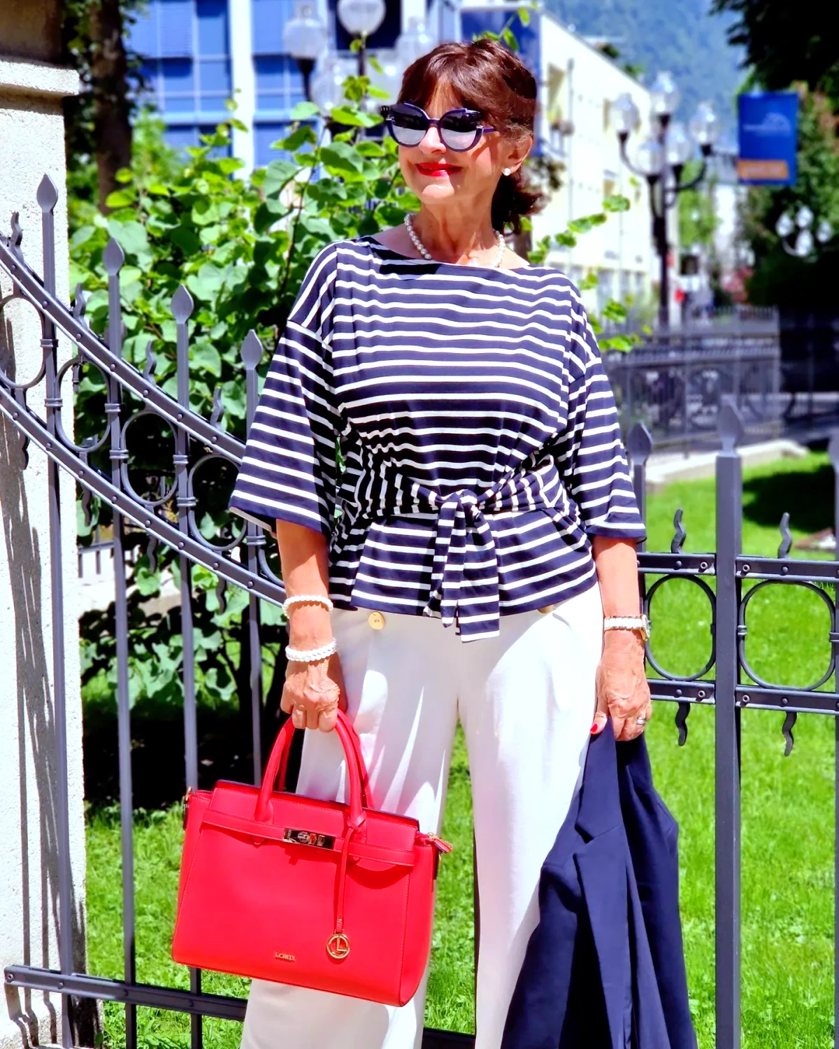 le guide pour comment s habiller a 50 ans femme mariniere pantalon blanc sac rouge