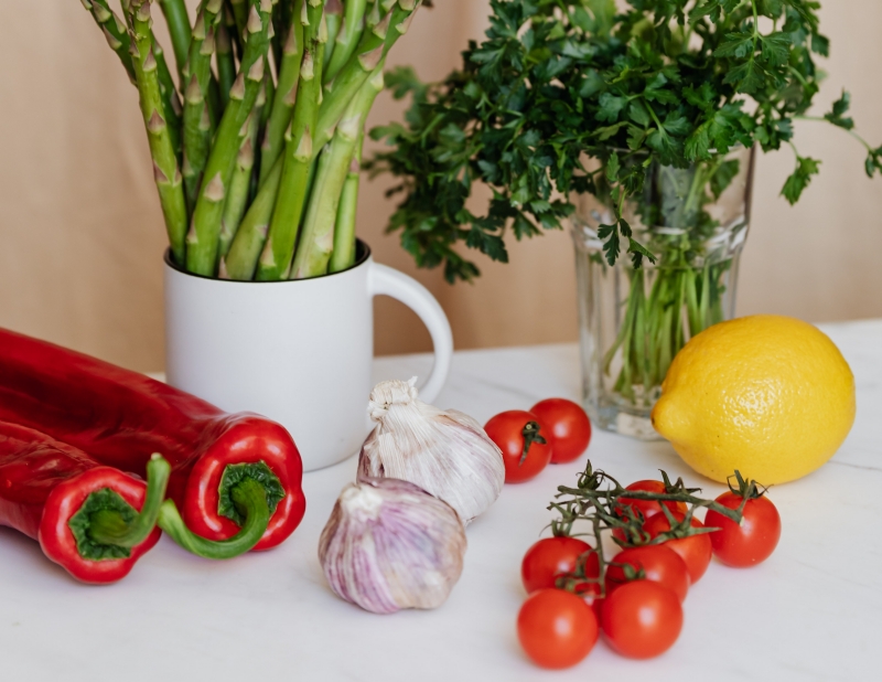 legumes tomates cerises poivrons rouges citron herbe fraiche