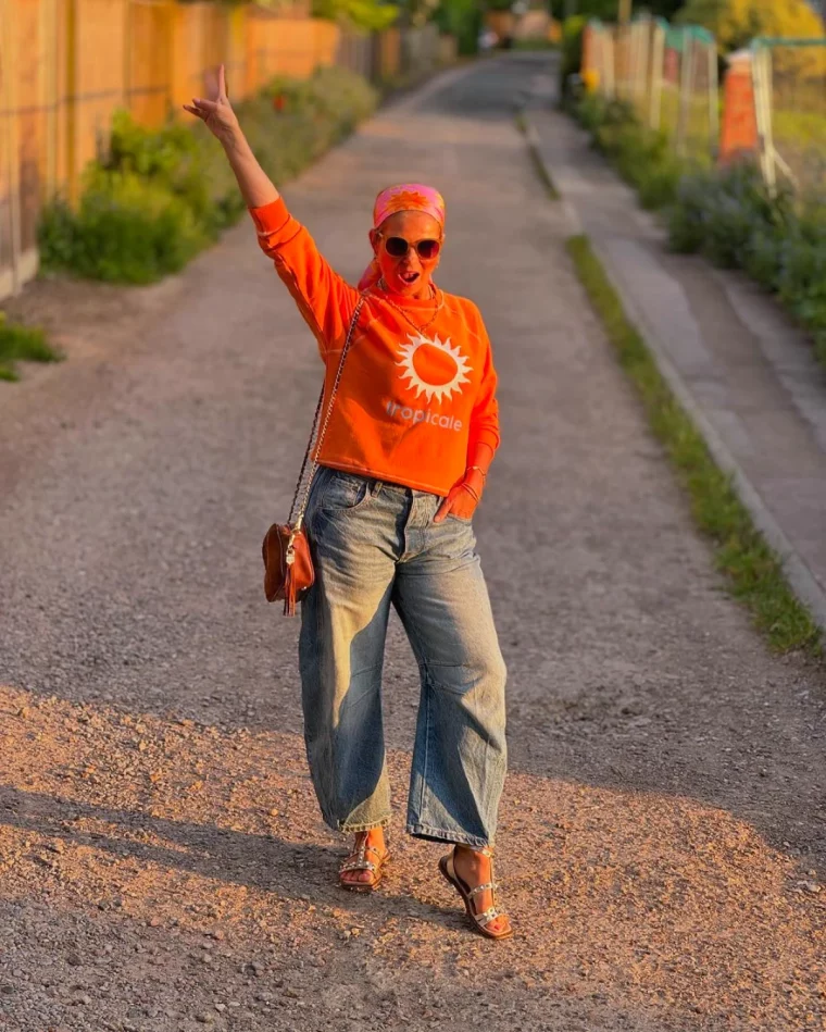 look jeune pour femme de 50 ans jean large pull orange