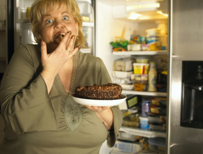 maigrir en dormant grosse femme devant le refrigarateur