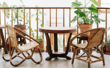meuble bois rotin chaise table deco terrasse avec grands pots terre cuite