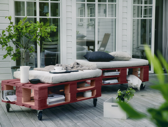meuble de jardin avec palette en bois tables basses en bois couleur bordeau avec des coussins beige pardessus