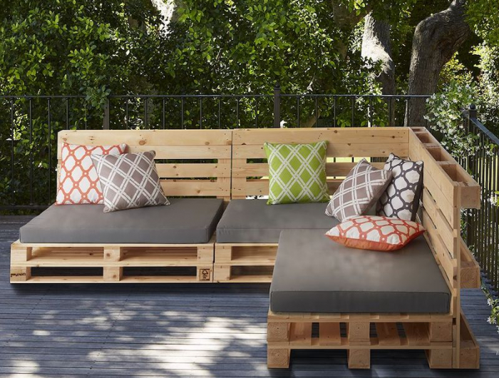 meubles de jardin en palettes canape en bois avec des coussin dans un jardin avec des arbres