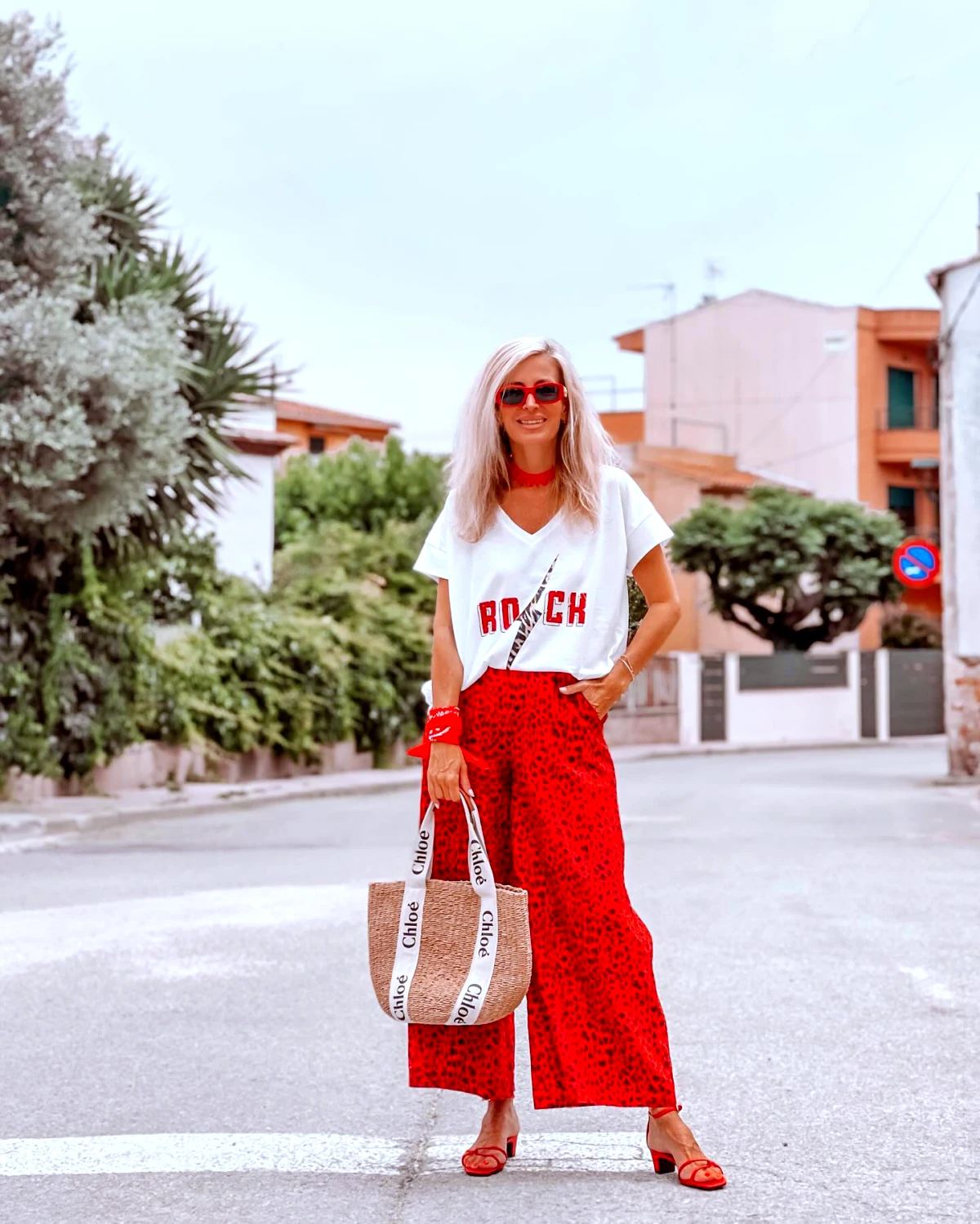 mode femme 60 ans casual chic pantalon rouge large avec un t shirt blanc