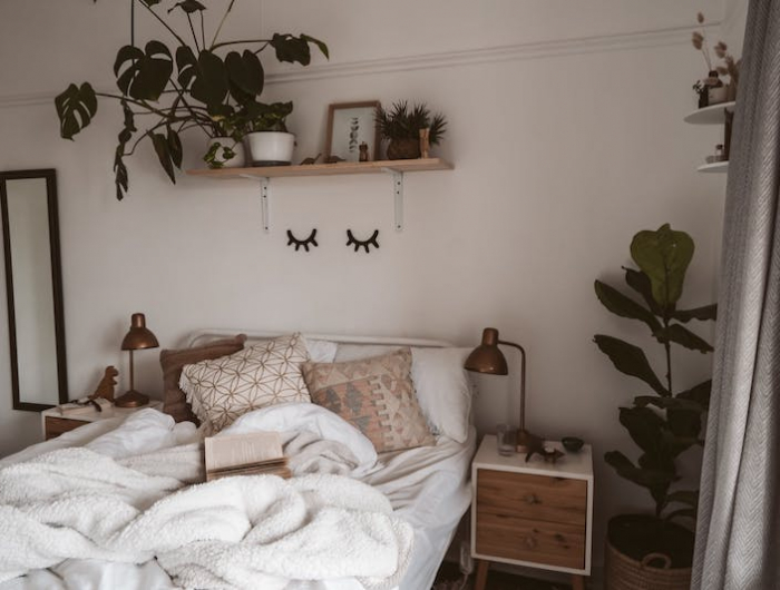 modele de chambre adulte cocooning en blanc avec des accents bohème chic et des plantes