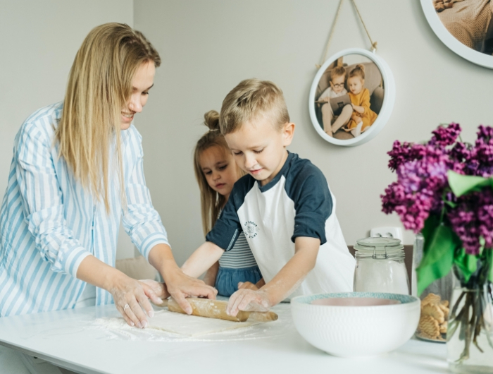 moments en famille mere enfants cuisine preparation pate sucree