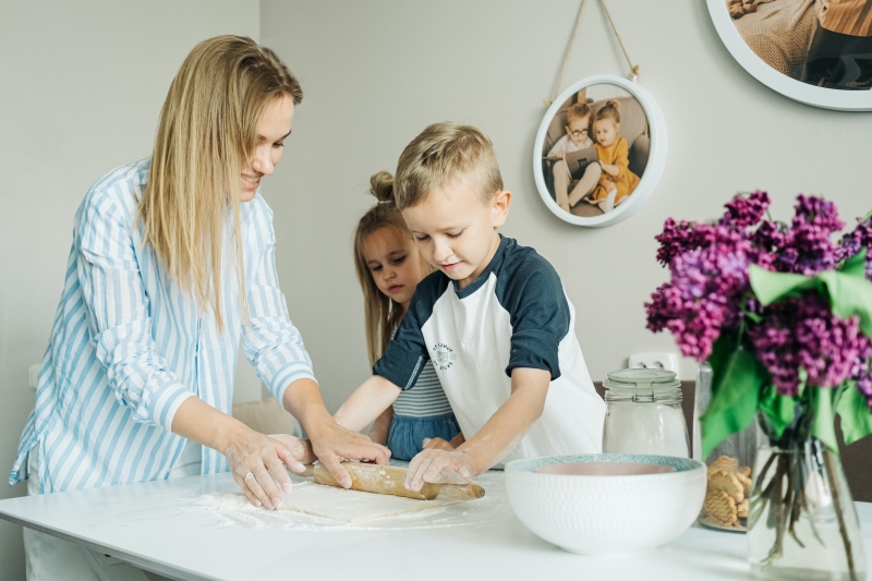 moments en famille mere enfants cuisine preparation pate sucree