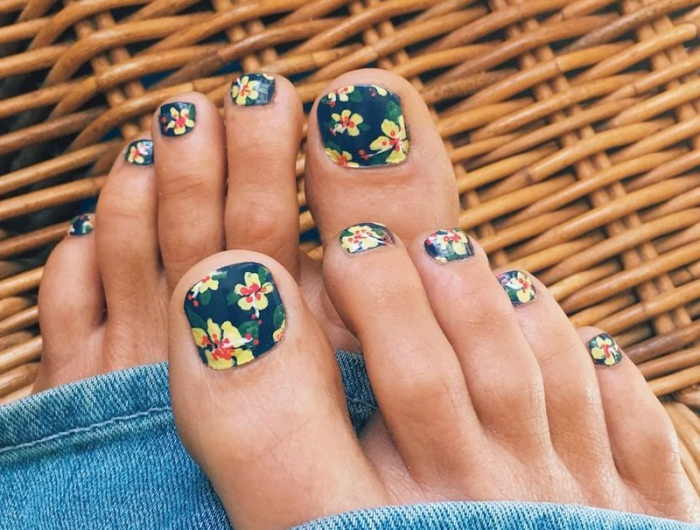 nail art fleur ongle del pied avec des dessins floraux