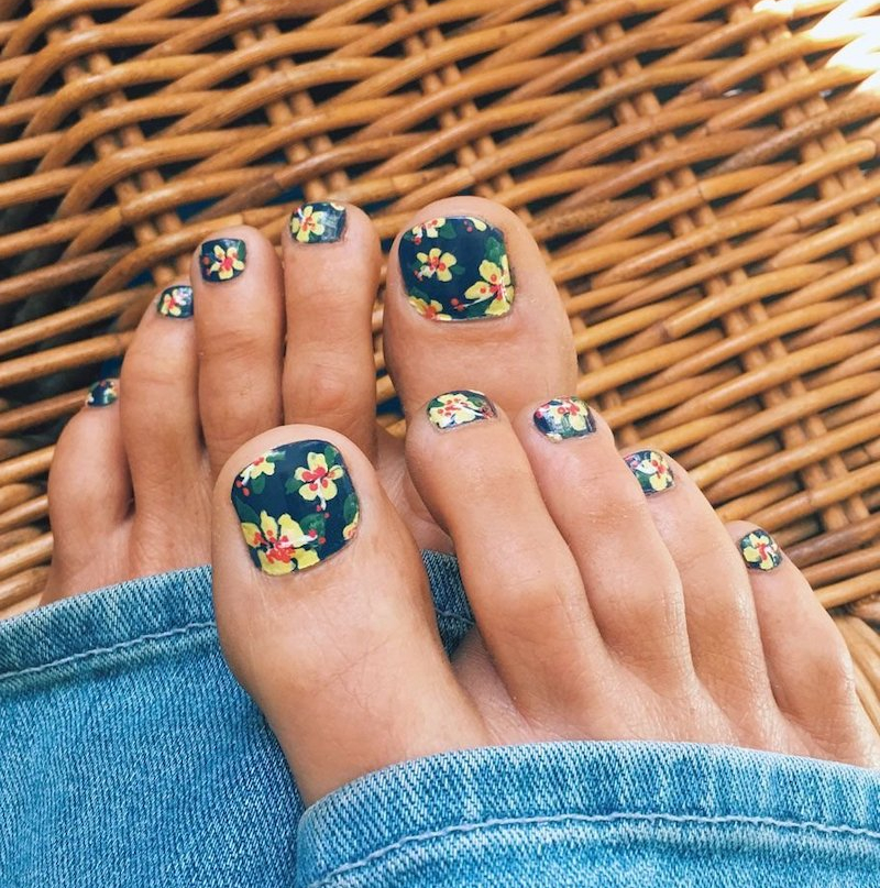 nail art fleur ongle del pied avec des dessins floraux