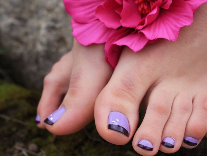 nail art pied avec du vernis violet et noir et des strass ongles été