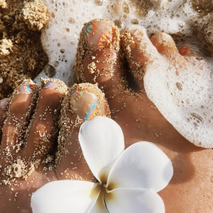 nail art pied ete fleur sable ocean eau dessin multicolore orteil