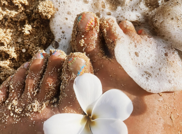 nail art pied ete fleur sable ocean eau dessin multicolore orteil