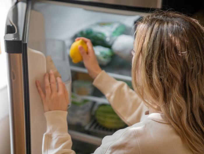 nettoyage neuf frigo conseils entretien appareil cuisine femme tache menage