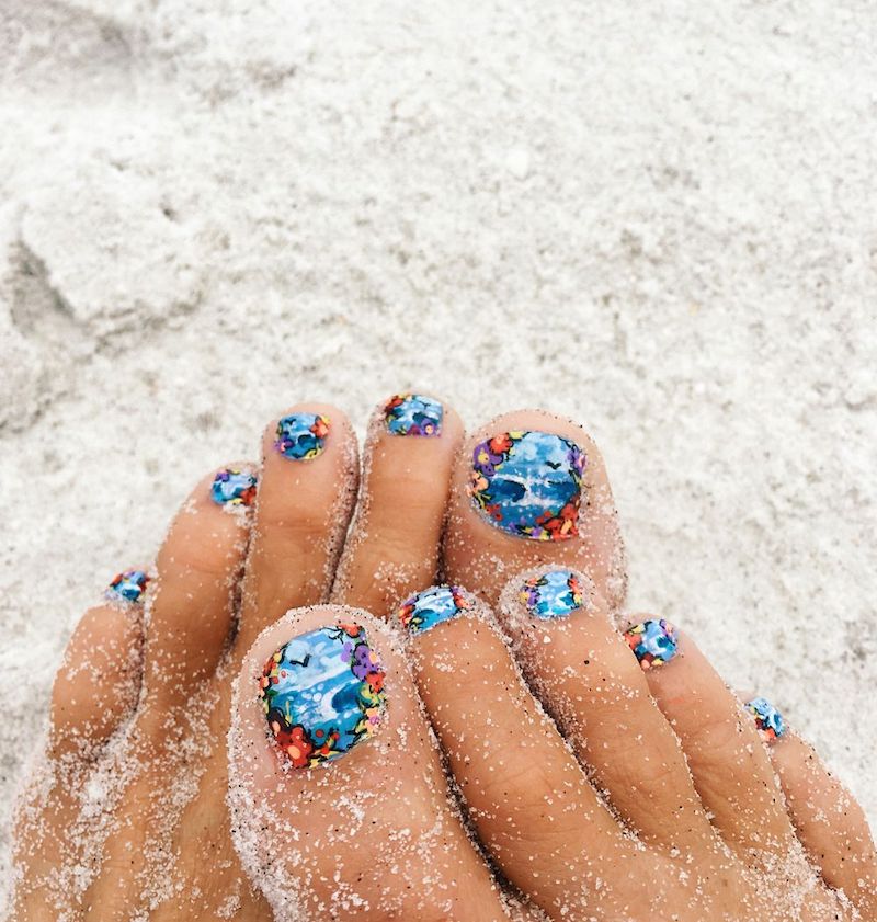 ongle d été pédicure pied avec motif bord de mer vague fleurs exotiques
