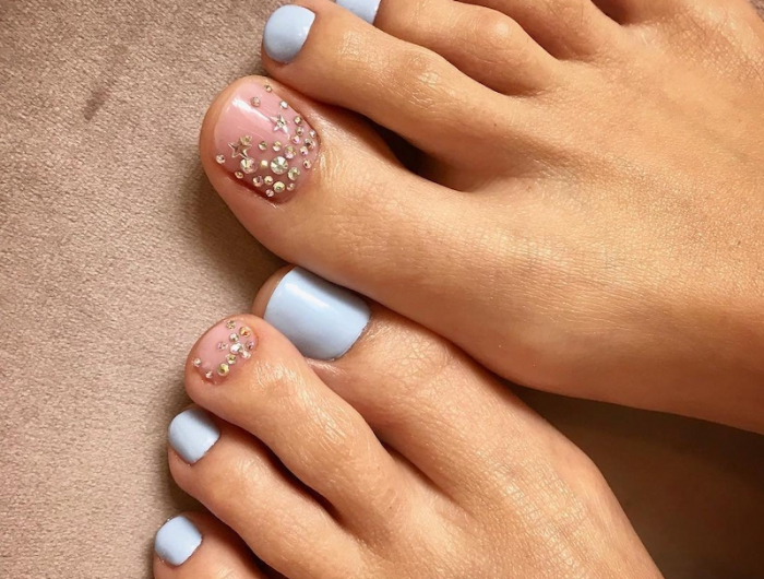 ongles d été pieds exemple de nail art nautique bleu clair et petits strass