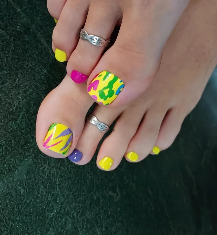 ongles pied gel couleurs differentes vernis jaune motifs geometriques