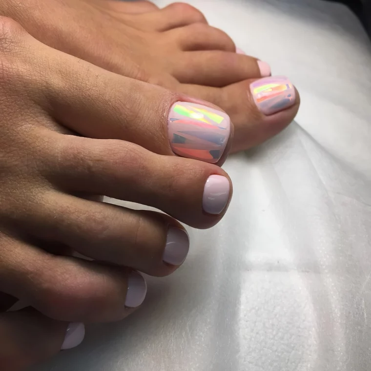 ongles rose milky effet holographique pedicure tendance finition
