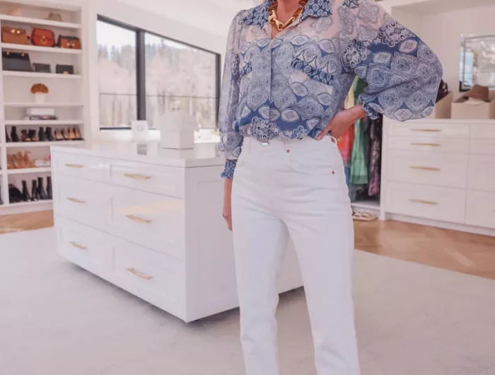 paire de jean blanc et chemise legere bleue et blanc garbe robe idéale femme 50 ans