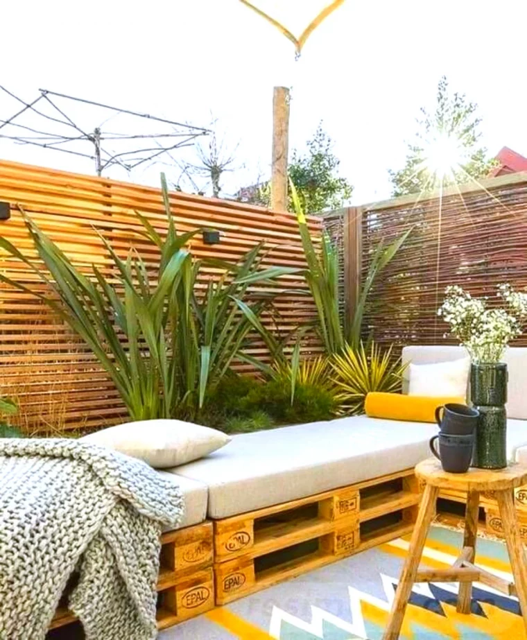 palette en bois salon de jardin simple terrasse plantes vertes