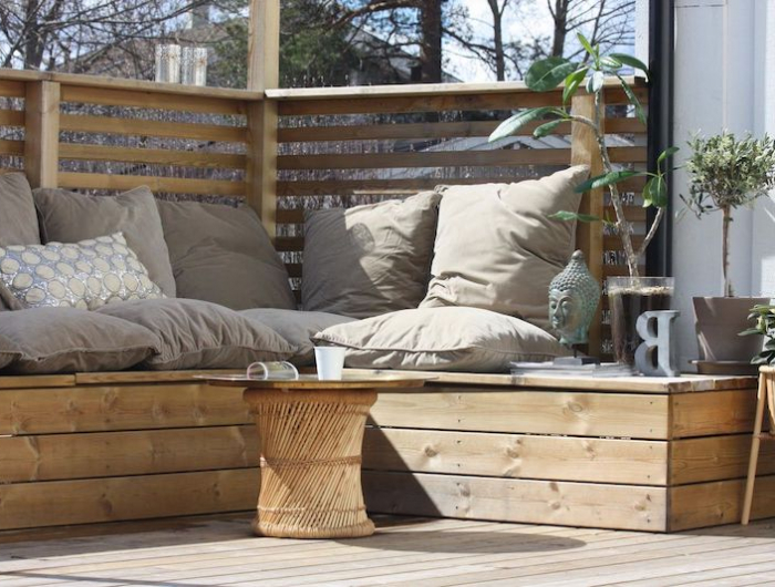 palette pour jardin exterieur avec banc en bois petite table et coussin