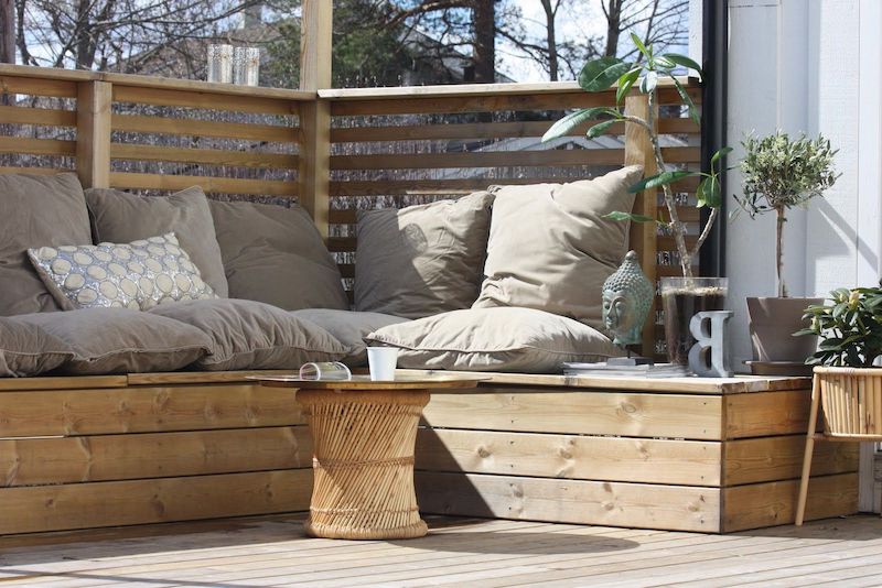 palette pour jardin exterieur avec banc en bois petite table et coussin